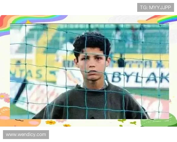 足球巨星成长之路早期照片揭秘与回顾